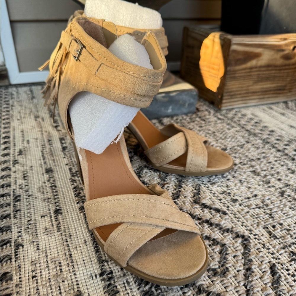 Indigo Rd Parissa Fringe Heeled Sandals. NWB Size 8M